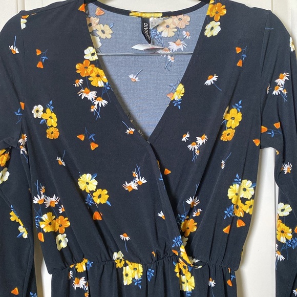 🍁 Divided size 6 Romper Black with Floral Print Long Sleeve - Picture 2 of 4